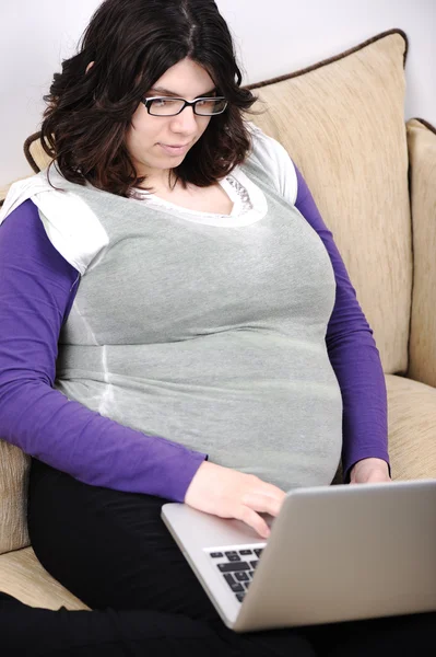 Unga gravid kvinna att surfa på internet — Stockfoto