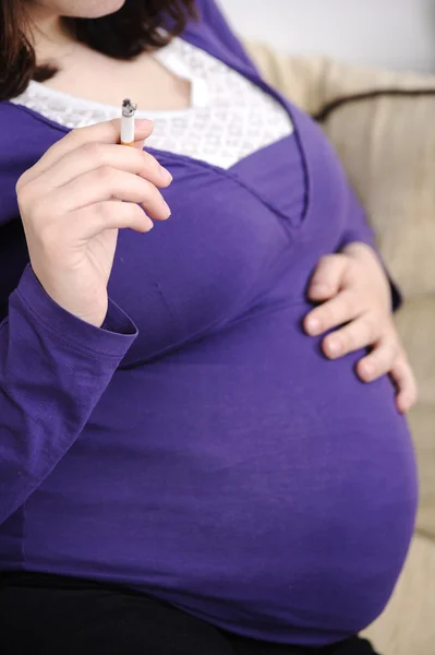 Pregnant woman smoking a cigarette — Stock Photo, Image