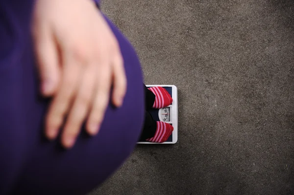 Hamile kadının üzerinden ağırlığında — Stok fotoğraf
