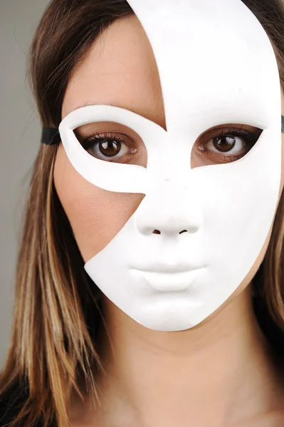 Retrato de uma menina bonita com máscara branca — Fotografia de Stock