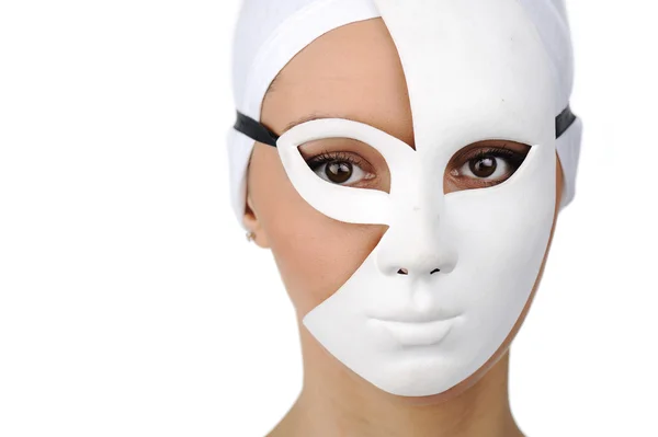 白いマスクを持つ美しい少女の肖像画 — ストック写真