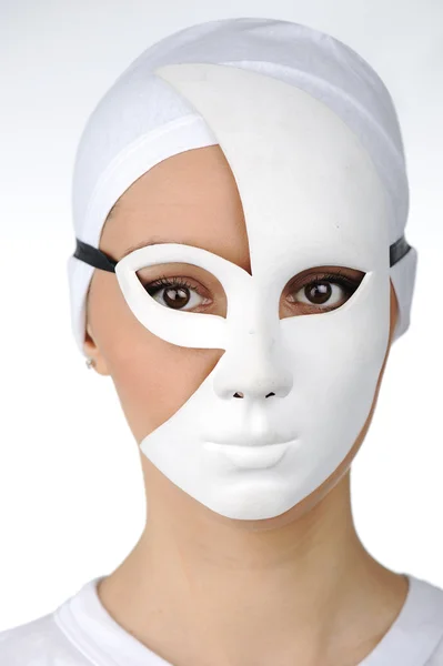 Retrato de uma menina bonita com máscara branca — Fotografia de Stock