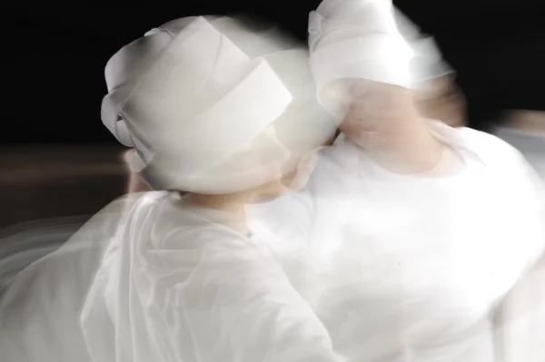 白い sufy の女性ダンサーの功妙な動きの写真 — ストック写真