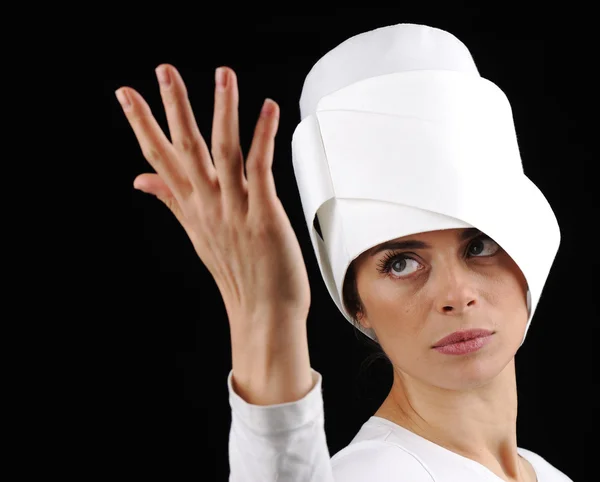 Yukarıya el ile beyaz şapkası giyen kadın — Stok fotoğraf