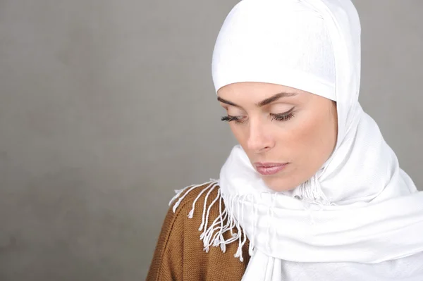 美丽的穆斯林成年女人 — 图库照片