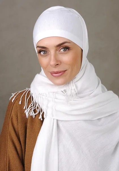 Szép muszlim pozitív nő mosolyogva portré — Stock Fotó