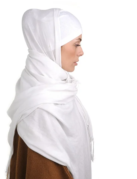 Szép muszlim nő elszigetelt fehér, profil — Stock Fotó