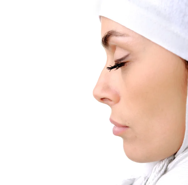 Schöne muslimische Frau isoliert auf weiß, Profil — Stockfoto