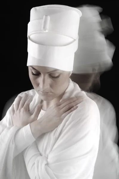 Sufi ženského tance, bílé na černém, pohyb chumel — Stock fotografie