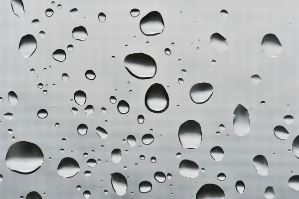 Gotas de água grandes naturais em vidro de janela — Fotografia de Stock