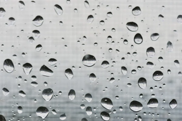 Pencere camına doğal büyük su damlaları — Stok fotoğraf