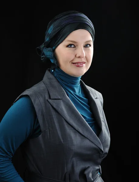 Уверенная и красивая мусульманка из Европы — стоковое фото