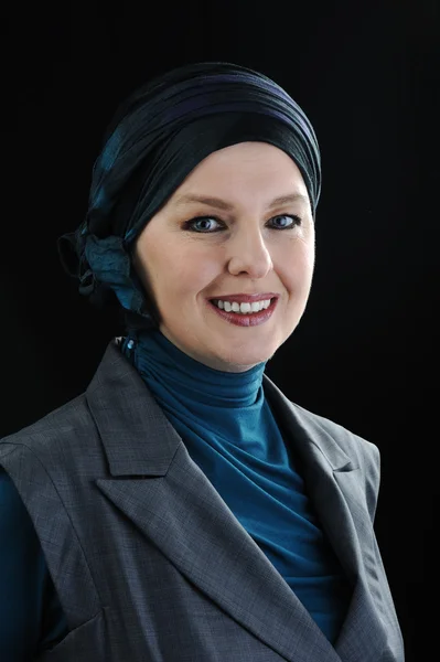 Βεβαιότερος και όμορφος ευρωπαϊκή μουσουλμανική γυναίκα — Φωτογραφία Αρχείου