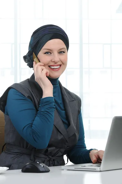Fiduciosa e bella donna musulmana europea — Foto Stock