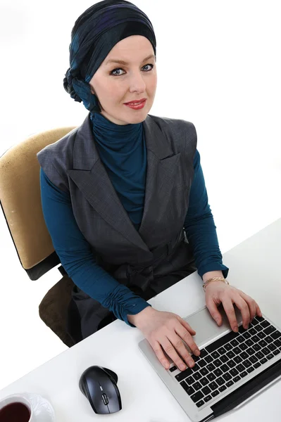 Selbstbewusste und schöne europäische Muslimin — Stockfoto