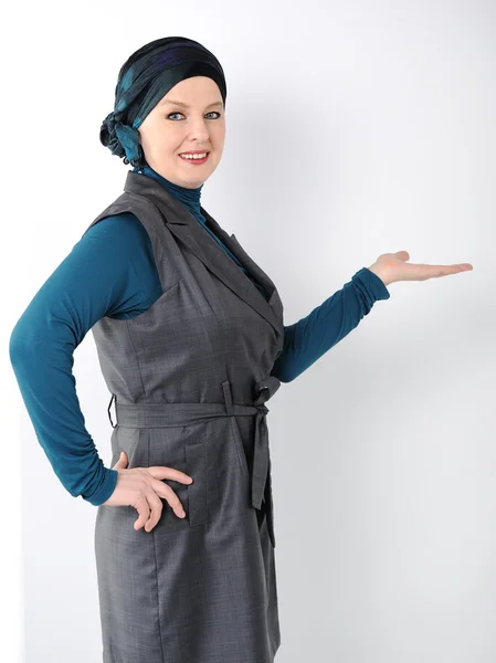 Mulher muçulmana europeia confiante e bonita — Fotografia de Stock