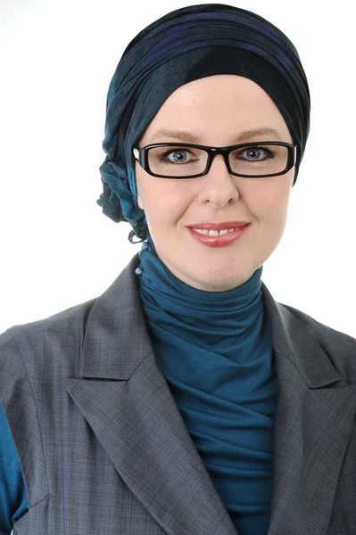 자신 있고 아름 다운 유럽 무슬림 여성 — 스톡 사진