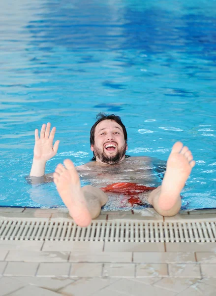 Плавальний чоловік, веселощі в басейні — стокове фото
