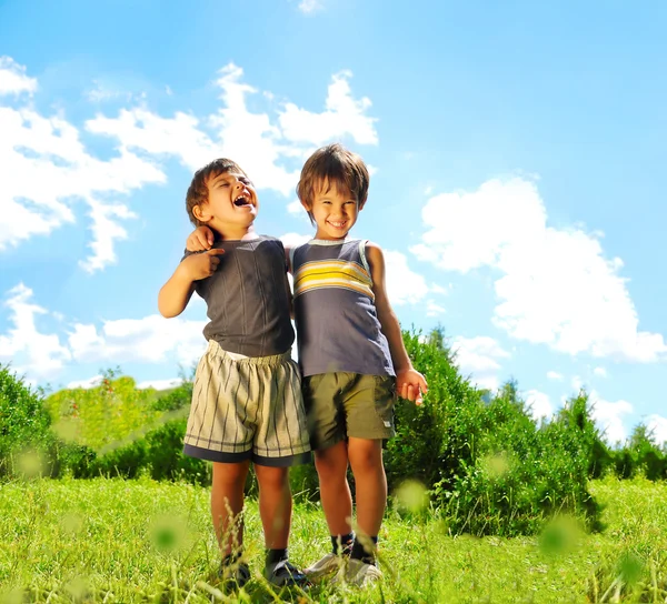 Dos hermanos abrazándose al aire libre, sonriendo y riendo —  Fotos de Stock