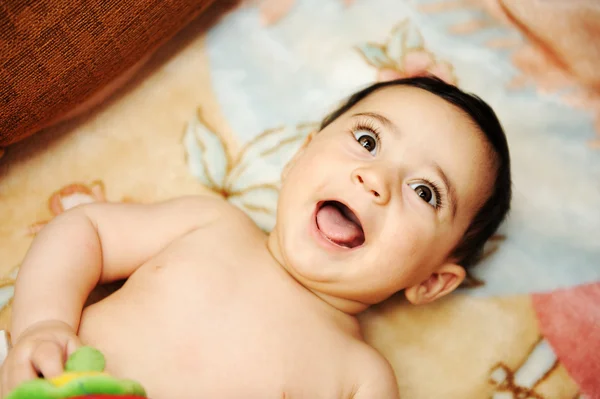 Adorable hermoso bebé riendo, retrato, al aire libre Imagen de archivo