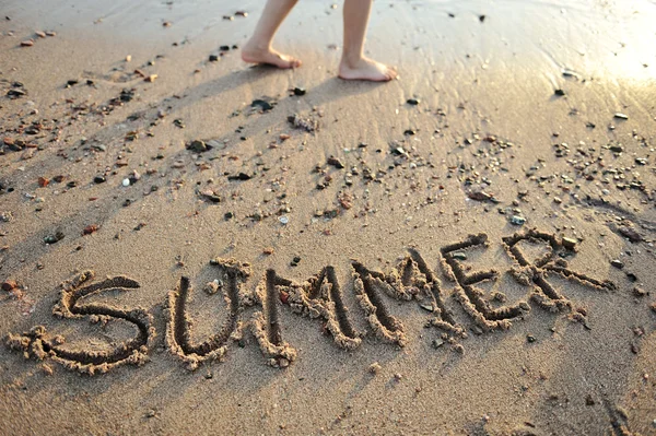 De zomer van de woord geschreven in zand Stockfoto