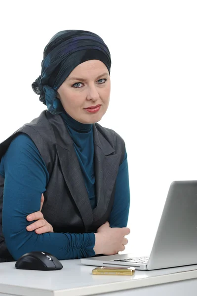 自信和美丽的欧洲穆斯林女子 免版税图库图片
