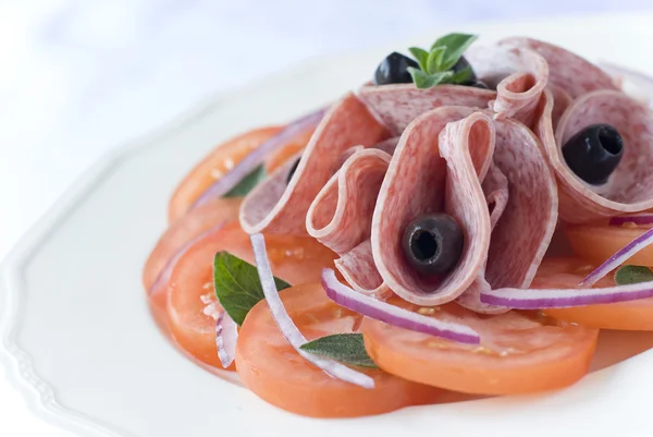 Salami & Tomatensalat — Stockfoto