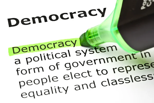 "Demokratie" grün hervorgehoben — Stockfoto