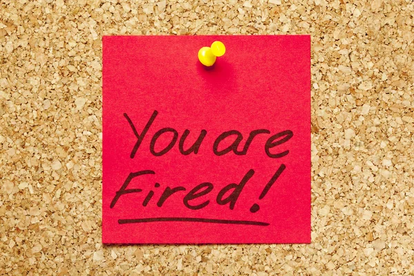 Nota pegajosa vermelha 'Você está demitido!' — Fotografia de Stock