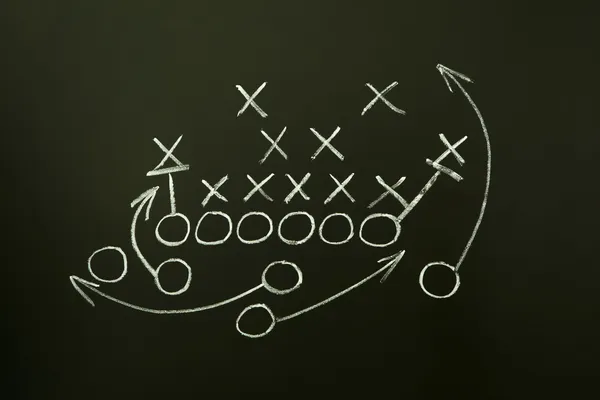 Estratégia de jogo de futebol americano desenhado no quadro negro — Fotografia de Stock