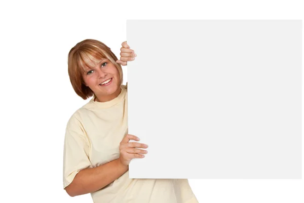 Молодая женщина с рекламной панелью — стоковое фото