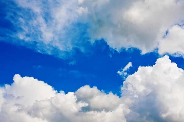 Ciel bleu dramatique avec nuages cumulus — Photo
