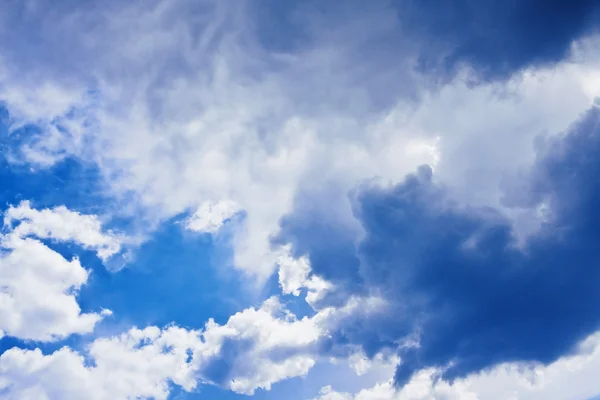 Dramatische blauwe lucht met cumulus wolken — Stockfoto