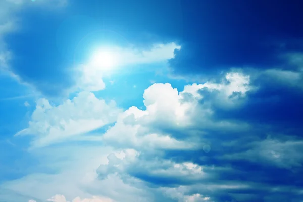 Drammatico cielo blu con cumulus nuvole e sole — Foto Stock