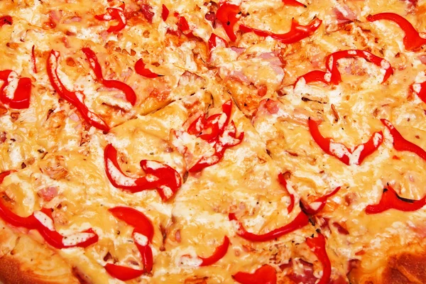 Pizza (worst, ham, kip filet, paprika) — Stockfoto