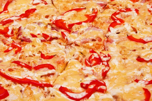 Pizza (sosis, salam, tavuk fileto, kırmızı biber) — Stok fotoğraf