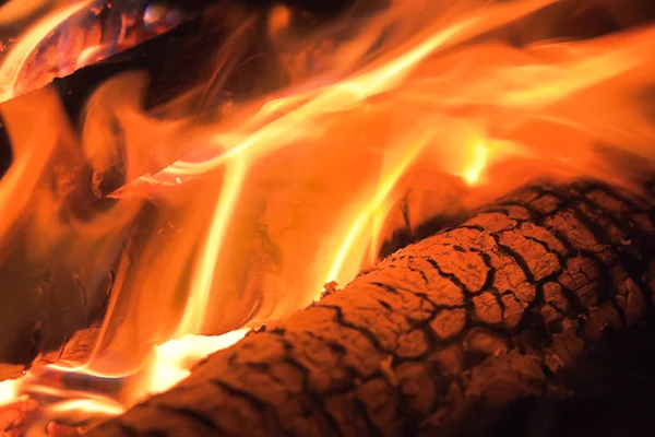 Flammen schlagen über Holzkohle — Stockfoto