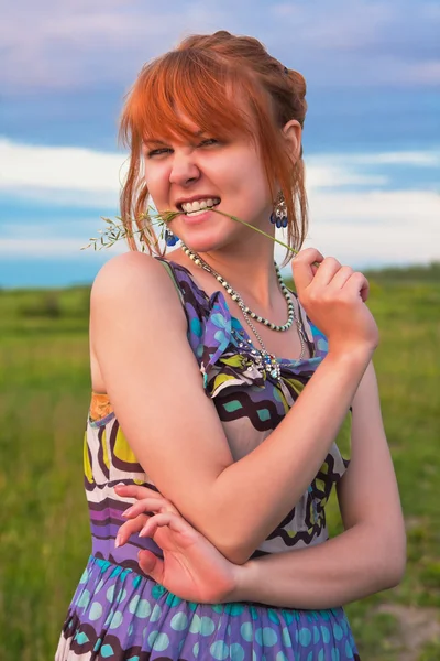 Bela mulher brincalhona de cabelo ruivo — Fotografia de Stock