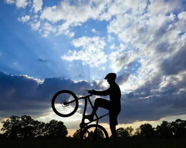 Cykling silhouette, cykel ryttare — Stockfoto