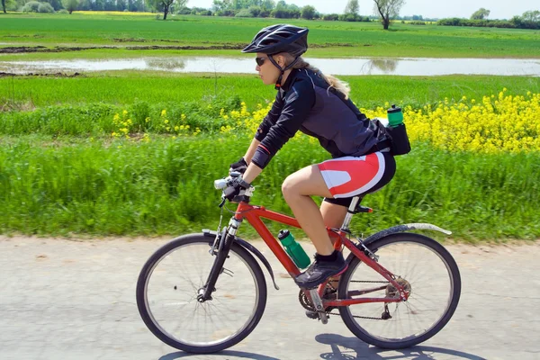 Mujer en bicicleta de montaña en verano — Foto de Stock