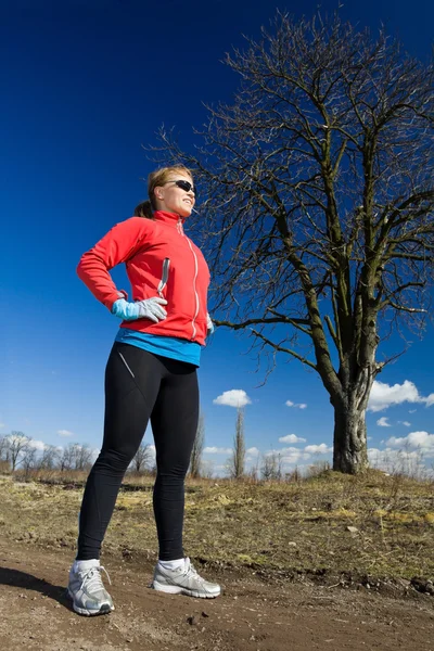 Kadın atlet koşmaya hazır — Stok fotoğraf