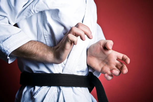 Practica karate, hombre ejercitando — Foto de Stock