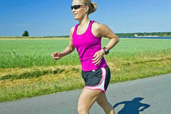 Mujer corriendo con música — Foto de Stock