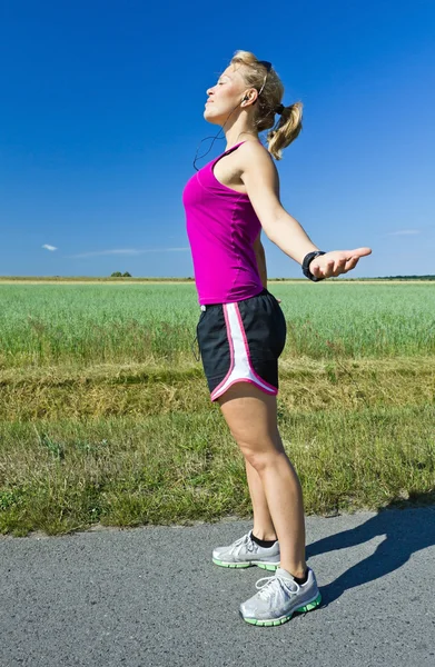 Жінка розслабляється після бігу — стокове фото
