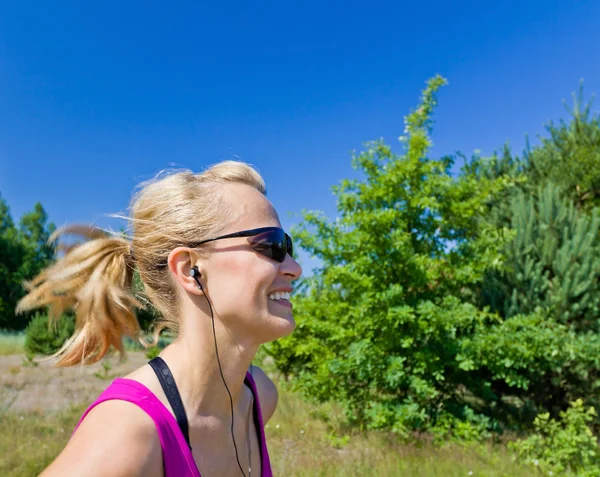 幸せな走っている女性 — ストック写真