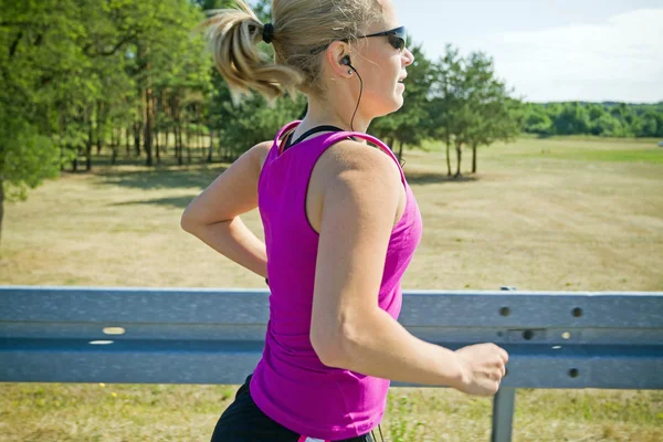 Běžící žena v létě, rozmazání pohybem — Stock fotografie