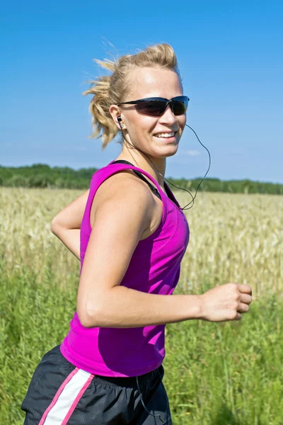 Běžící žena v letní přírodě, rozmazání pohybem — Stock fotografie