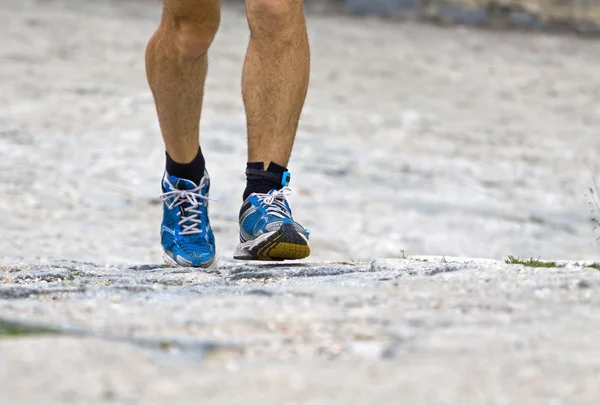 Scarpe sportive running, maratona in montagna — Foto Stock