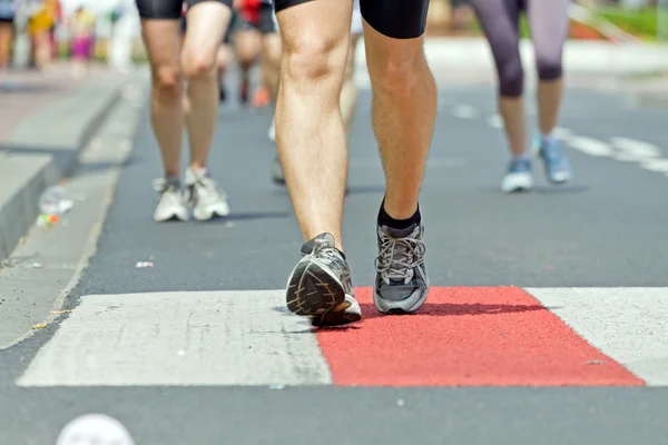 Corsa in maratona sulla strada della città — Foto Stock