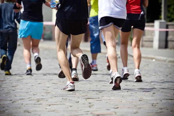 Correndo em maratona na rua da cidade — Fotografia de Stock